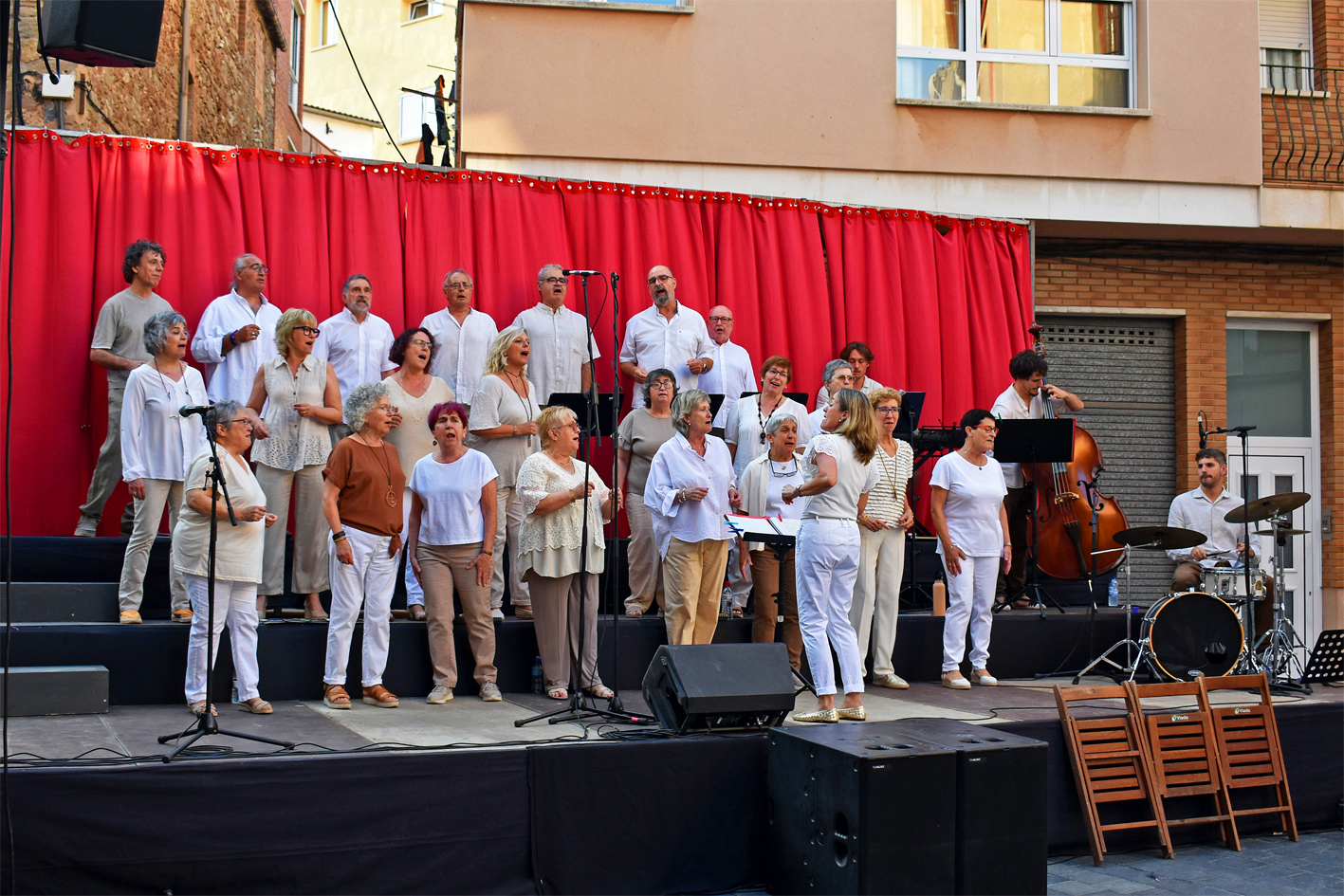 Concert de la Coral Sòrissons de l'Escola Municipal de Música a la cruïlla dels carrers Sant Josep i Magí Fàbrega, dins de la Festa Major de Súria 2024.