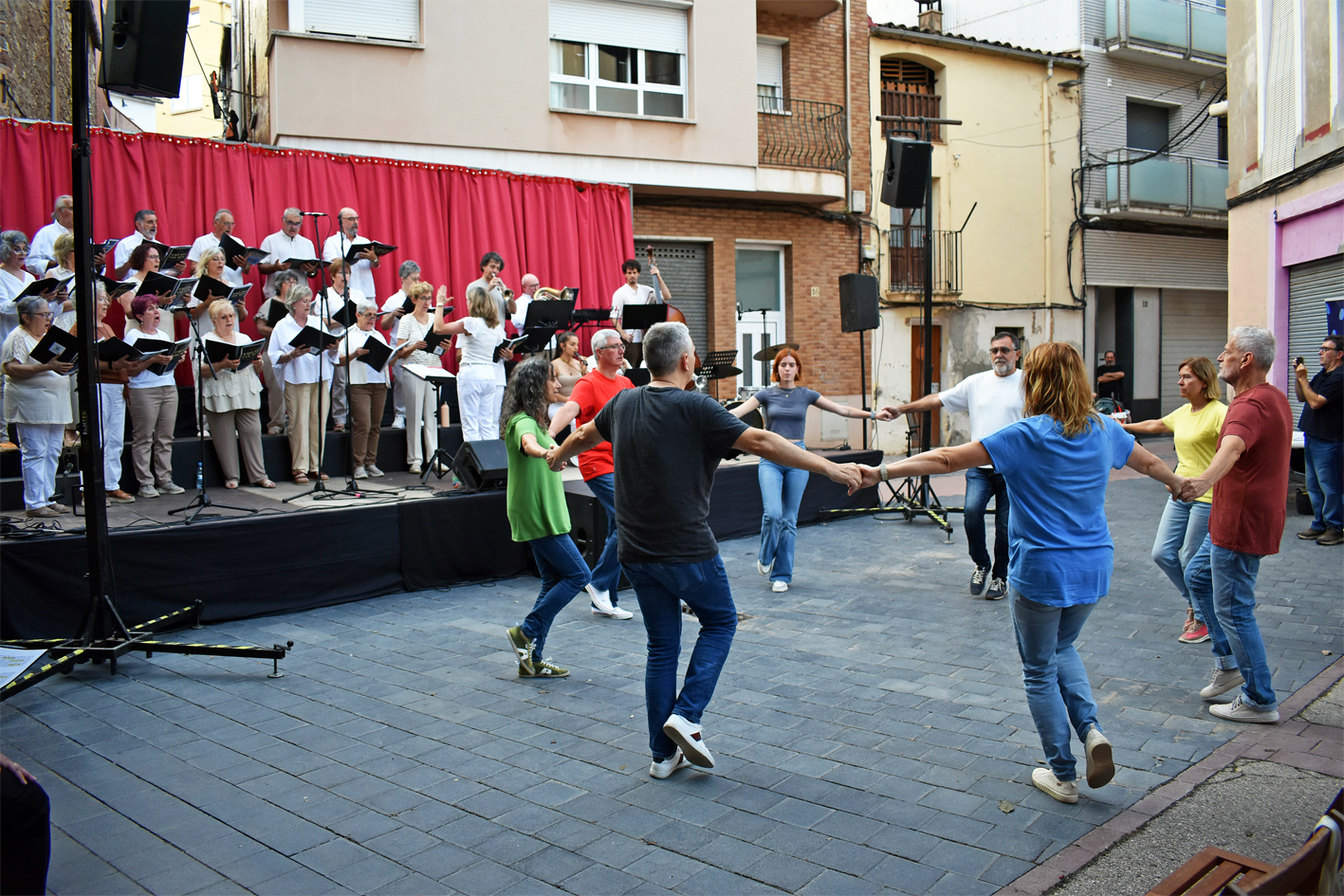Concert de la Coral Sòrissons de l'Escola Municipal de Música a la cruïlla dels carrers Sant Josep i Magí Fàbrega, dins de la Festa Major de Súria 2024.
