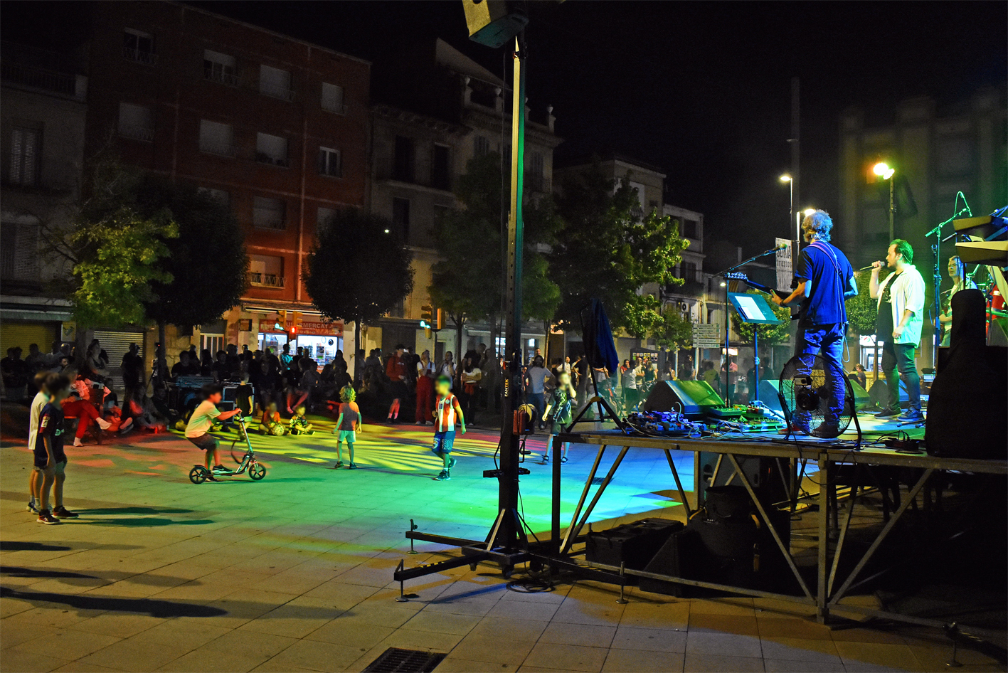 Ambient a la plaça de la Serradora durant el cicle de concerts Animats, dins de la Festa Major de Súria 2024.