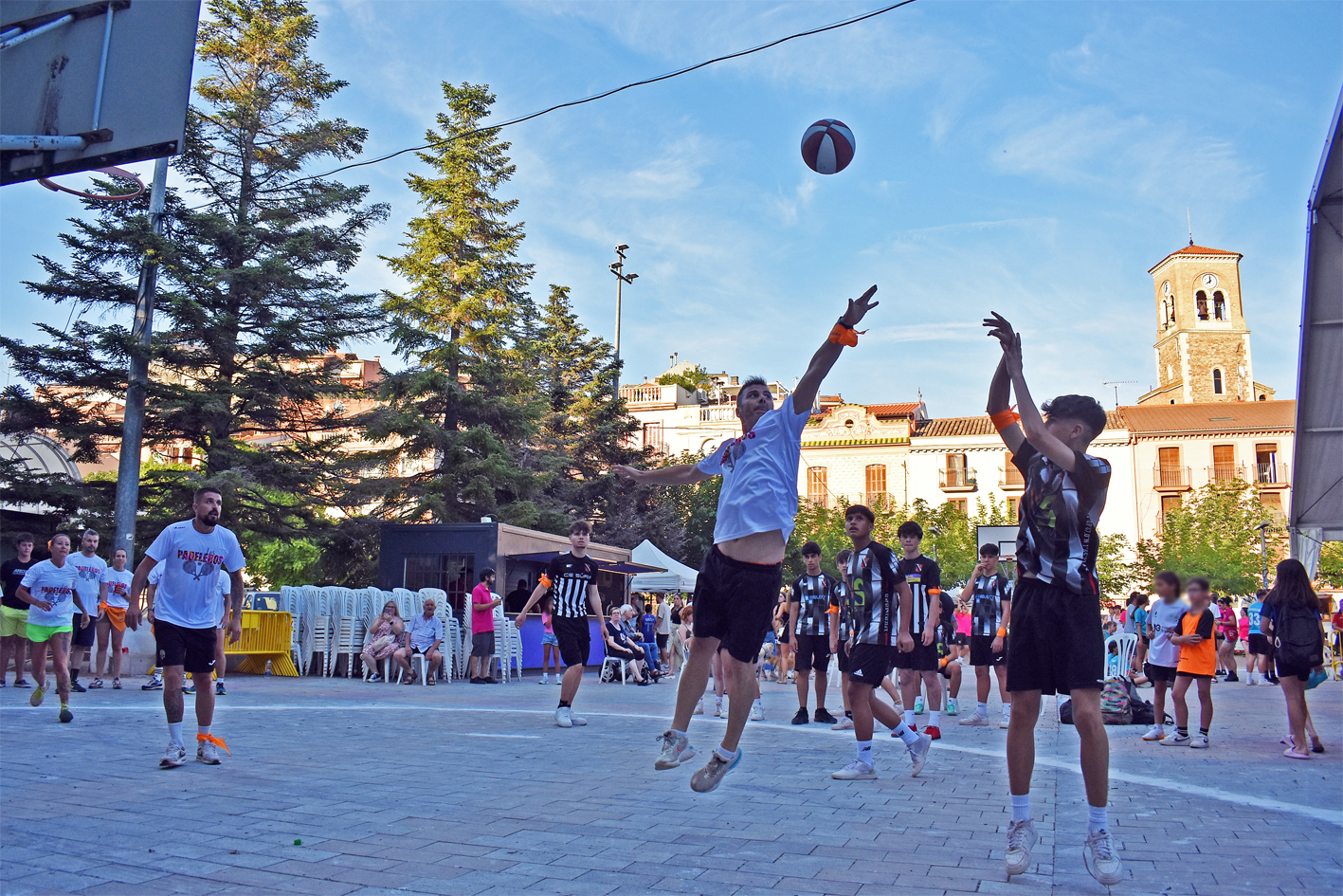 Competició dels Kampionats Esportius Nocturns (KEN) a la plaça de Sant Joan, dins de la Festa Major de Súria 2024.