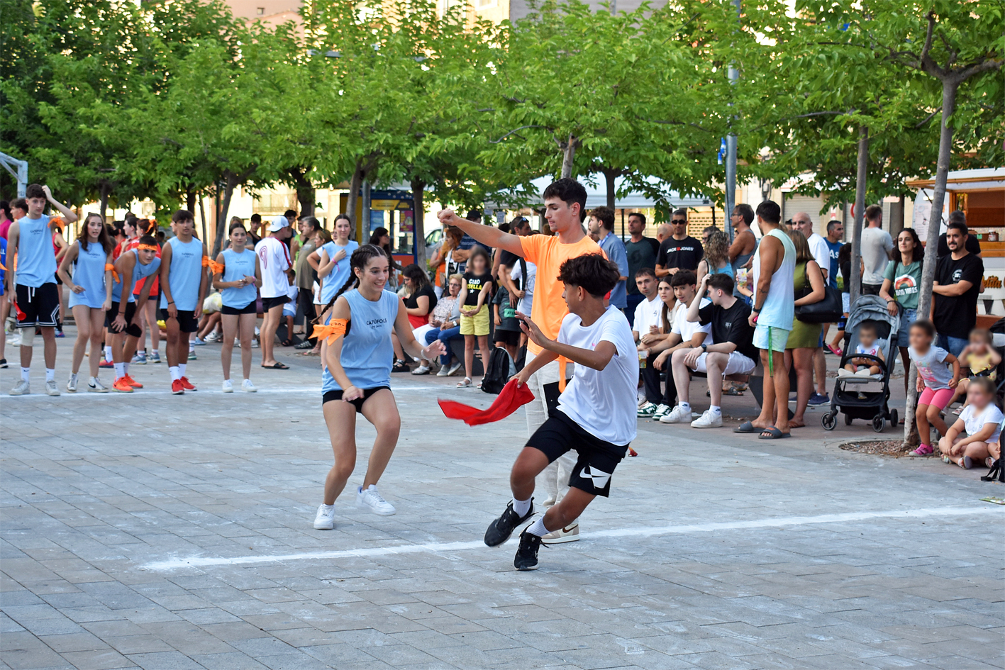 Competició dels Kampionats Esportius Nocturns (KEN) a la plaça de Sant Joan, dins de la Festa Major de Súria 2024.