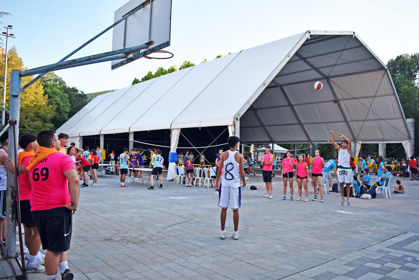 Competició dels Kampionats Esportius Nocturns (KEN) a la plaça de Sant Joan, dins de la Festa Major de Súria 2024.