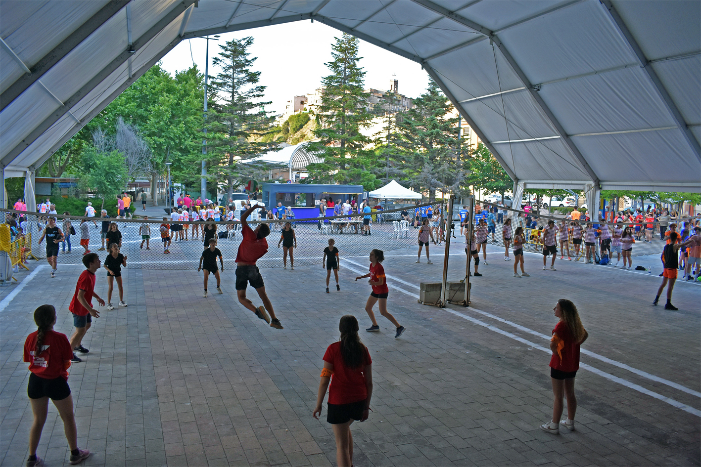 Competició dels Kampionats Esportius Nocturns (KEN) a la plaça de Sant Joan, dins de la Festa Major de Súria 2024.