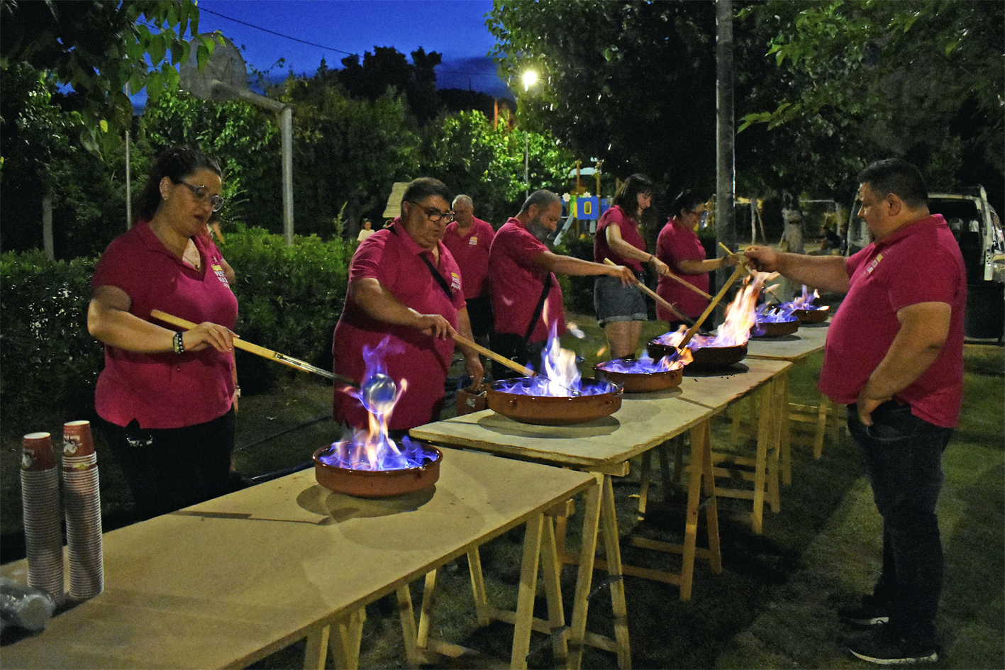 Preparació del rom cremat del concert d'havaneres, dins de la Festa Major de Súria 2024.