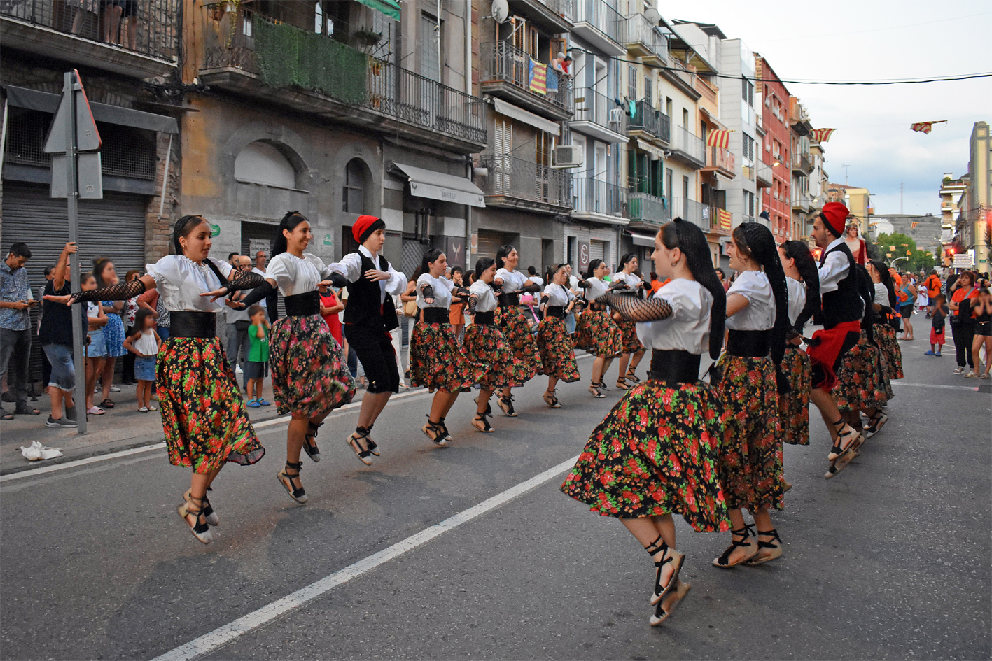 Ball del Foment Cultural durant la cercavila d'inici de la Festa Major de Súria 2024.
