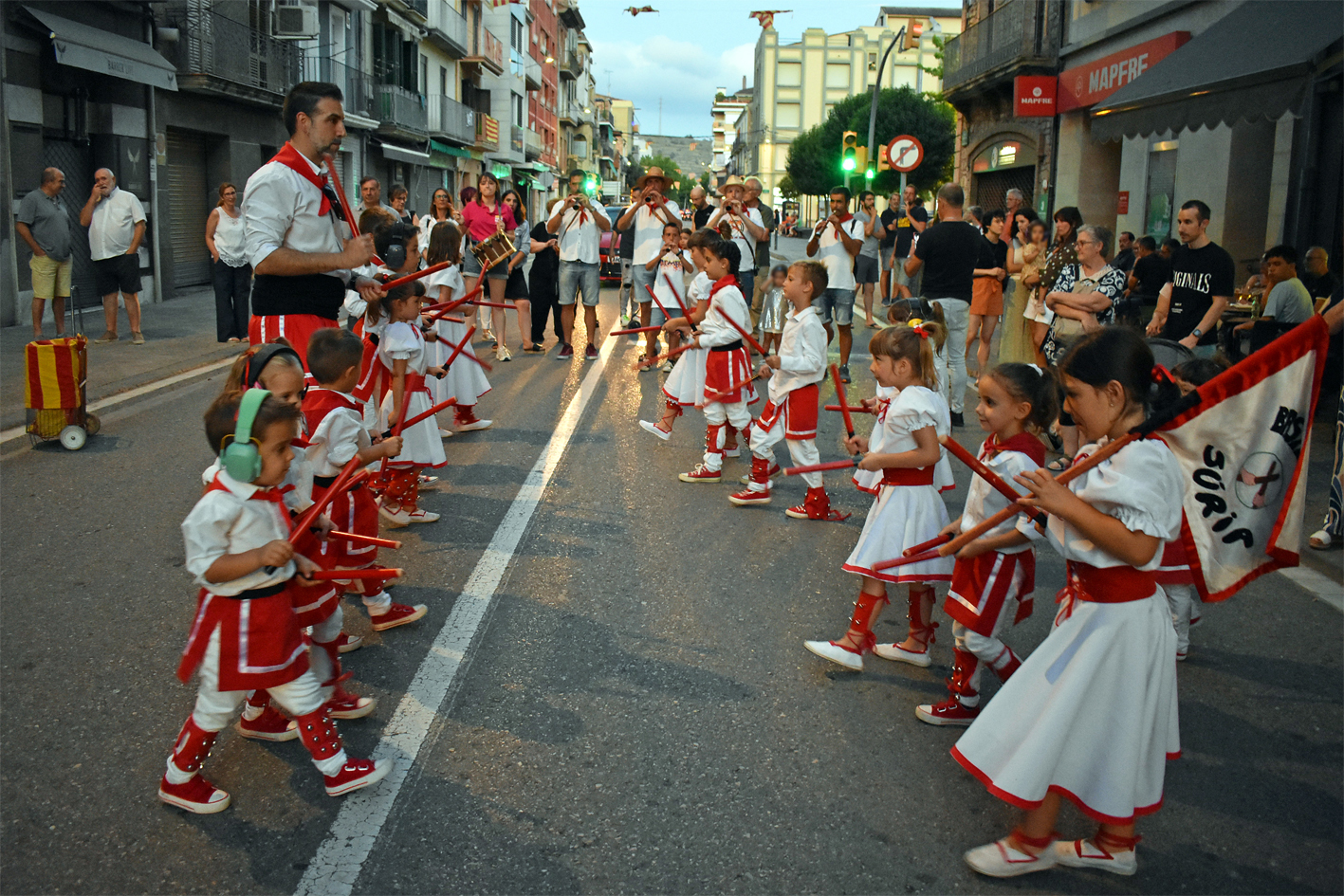 L'Agrupació Sardanista durant la cercavila d'inici de la Festa Major de Súria 2024.