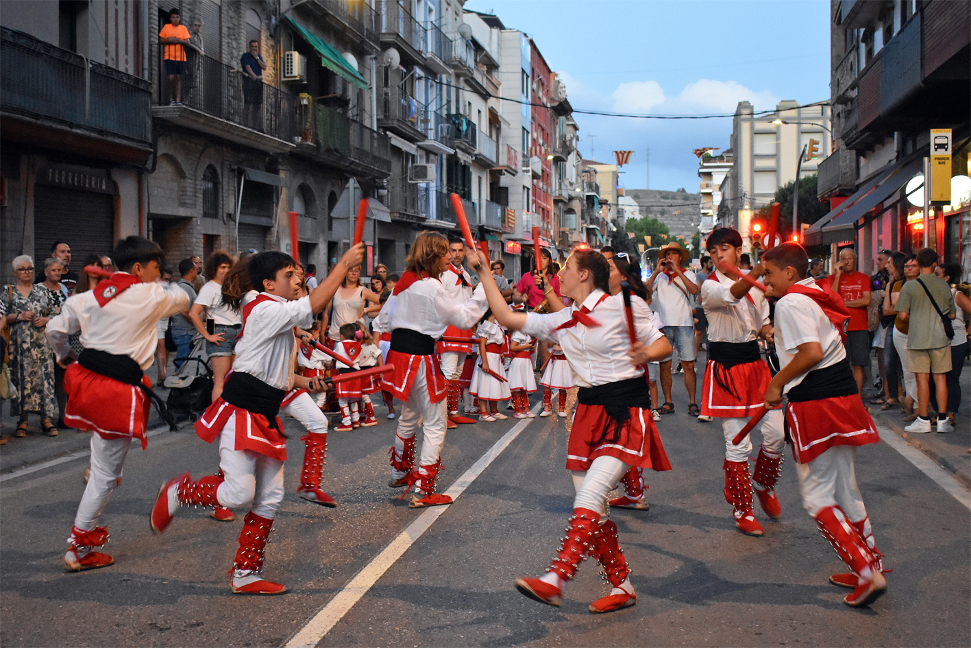 L'Agrupació Sardanista durant la cercavila d'inici de la Festa Major de Súria 2024.