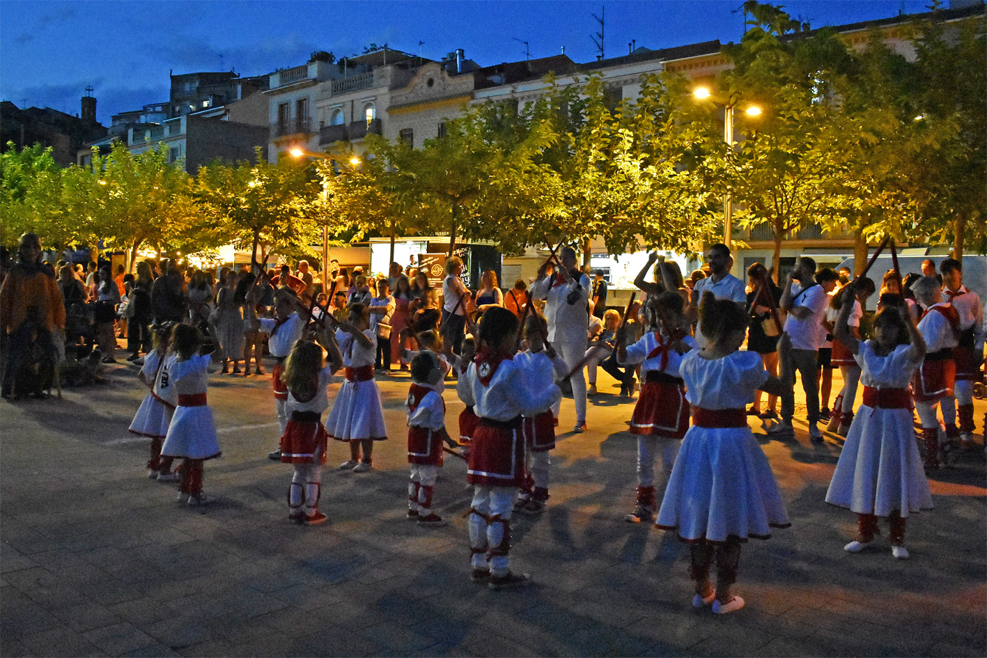 L'Agrupació Sardanista a la plaça de Sant Joan, al final de la cercavila d'inici de la Festa Major de Súria 2024.