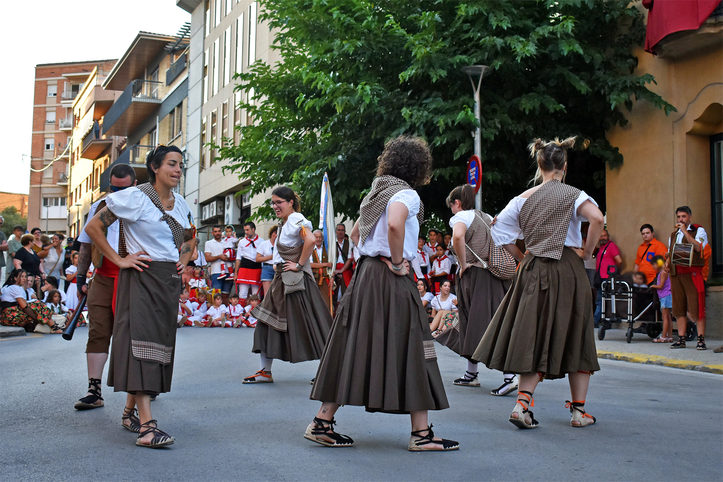Actuació de Trabucaires del Tro Gros al davant de la Casa de la Vila, en l'acte d'inici de la Festa Major de Súria 2024.