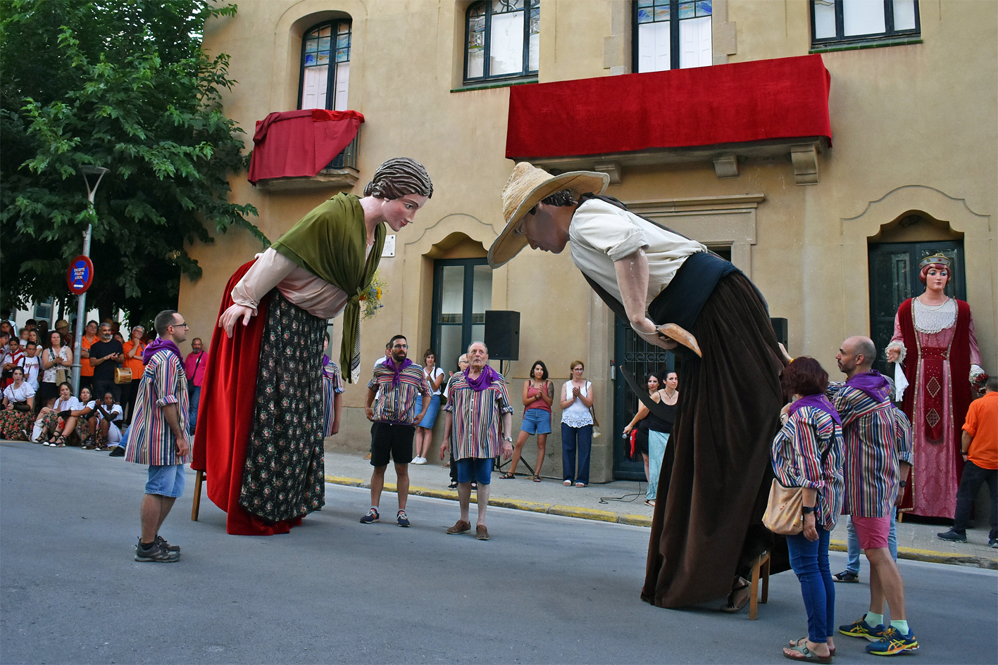 Actuació de Geganters del Gorg de l'Olla al davant de la Casa de la Vila, en l'acte d'inici de la Festa Major de Súria 2024.