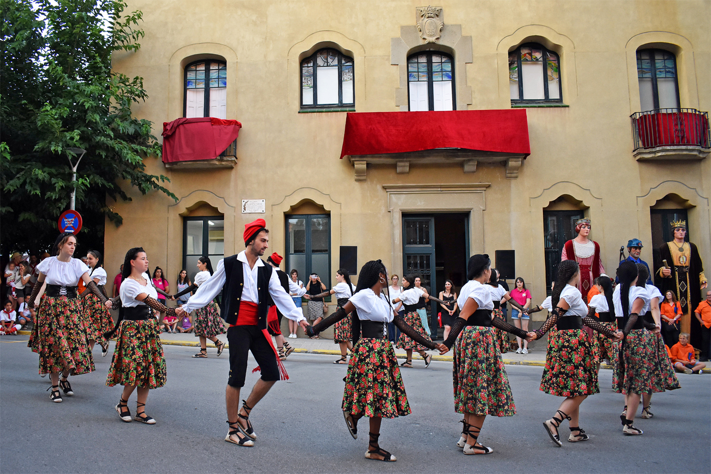 Actuació del Foment Cultural al davant de la Casa de la Vila, en l'acte d'inici de la Festa Major de Súria 2024.
