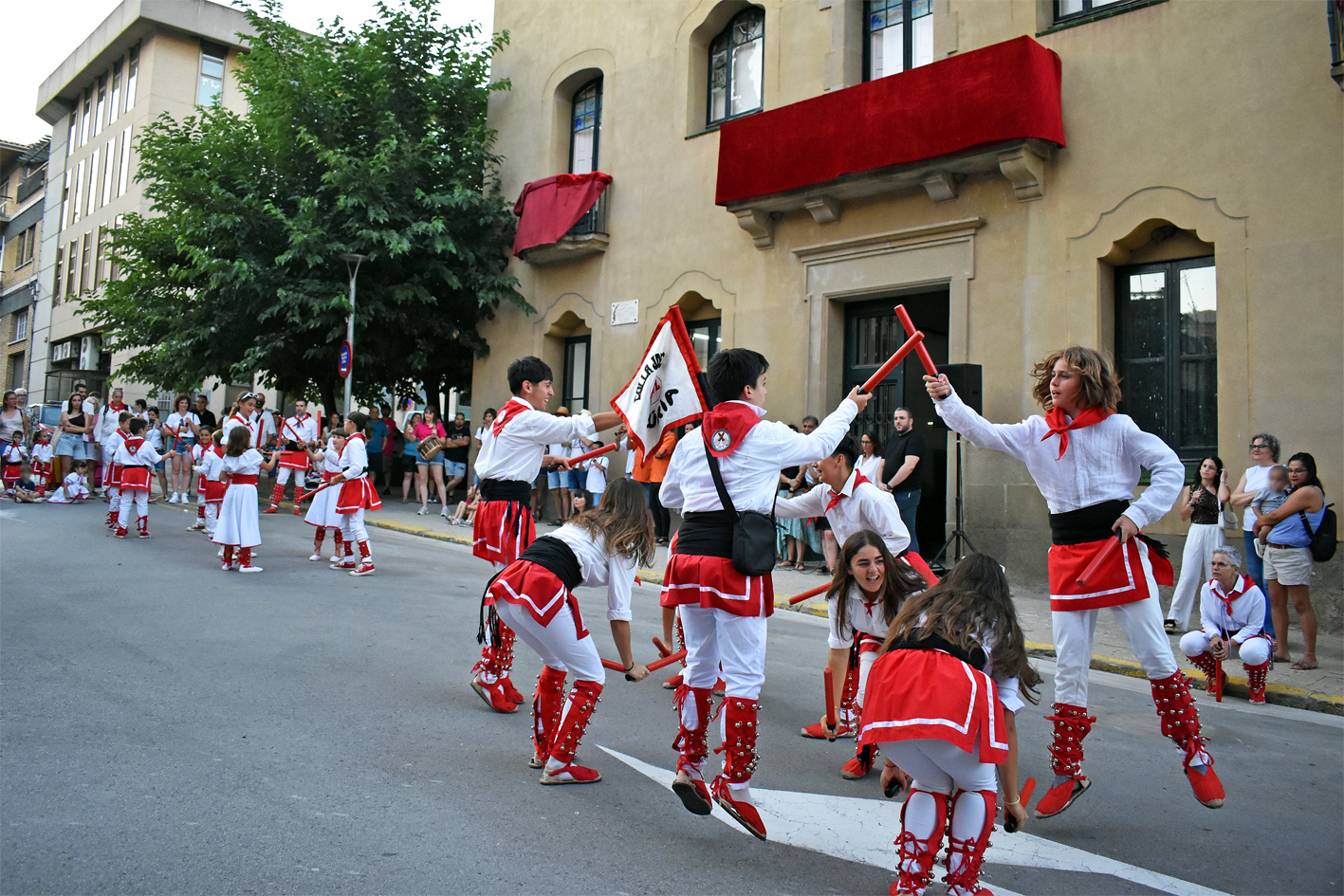 Actuació de l'Agrupació Sardanista al davant de la Casa de la Vila, en l'acte d'inici de la Festa Major de Súria 2024.