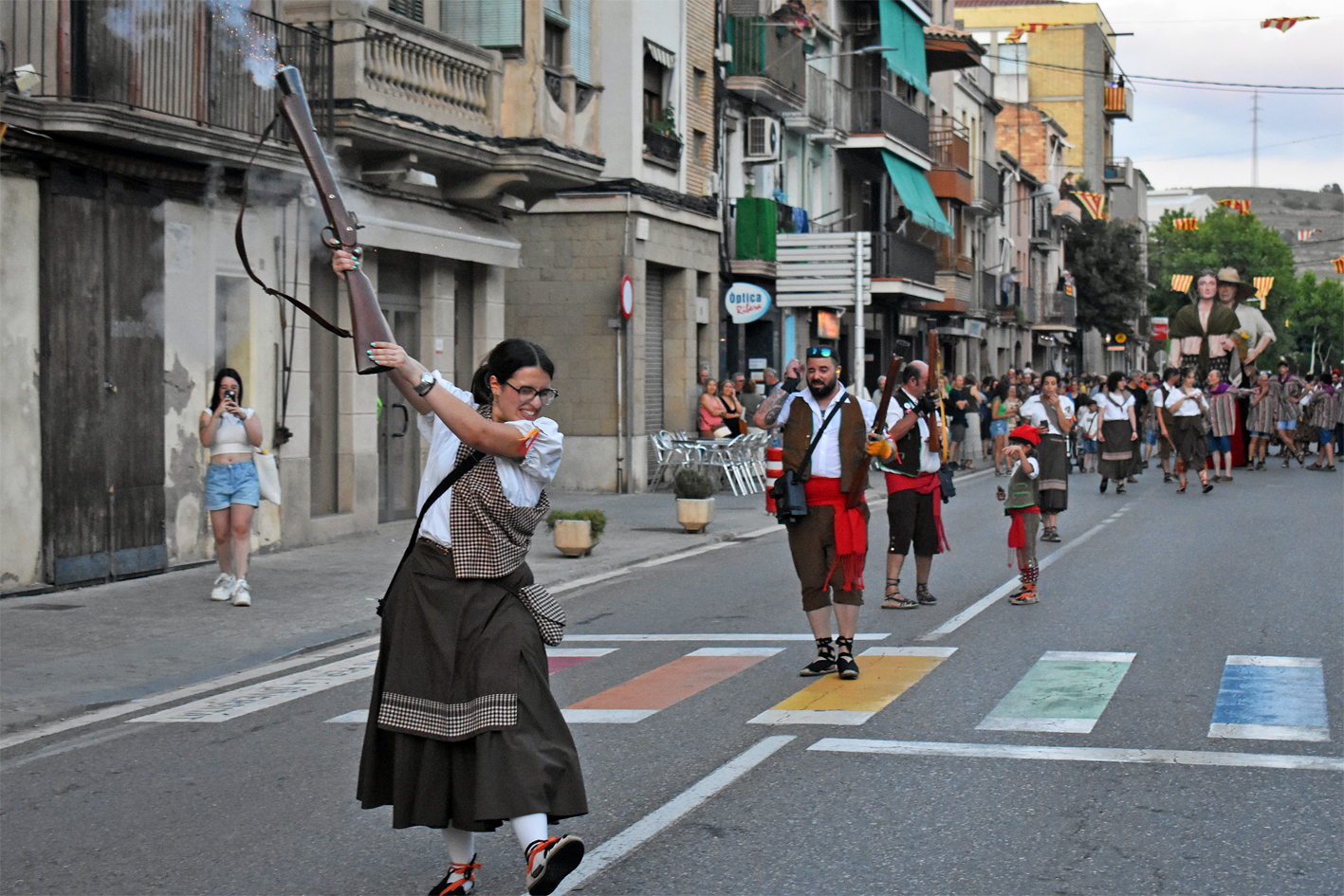 Trabucaires del Tro Gros durant la cercavila d'inici de la Festa Major de Súria 2024.