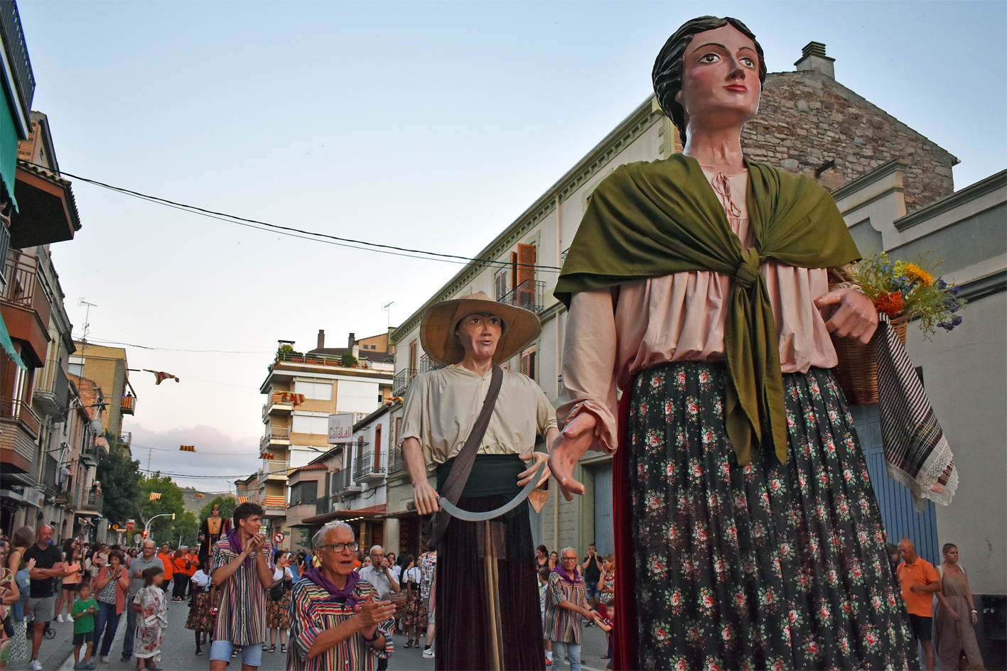 Geganters del Gorg de l'Olla durant la cercavila d'inici de la Festa Major de Súria 2024.