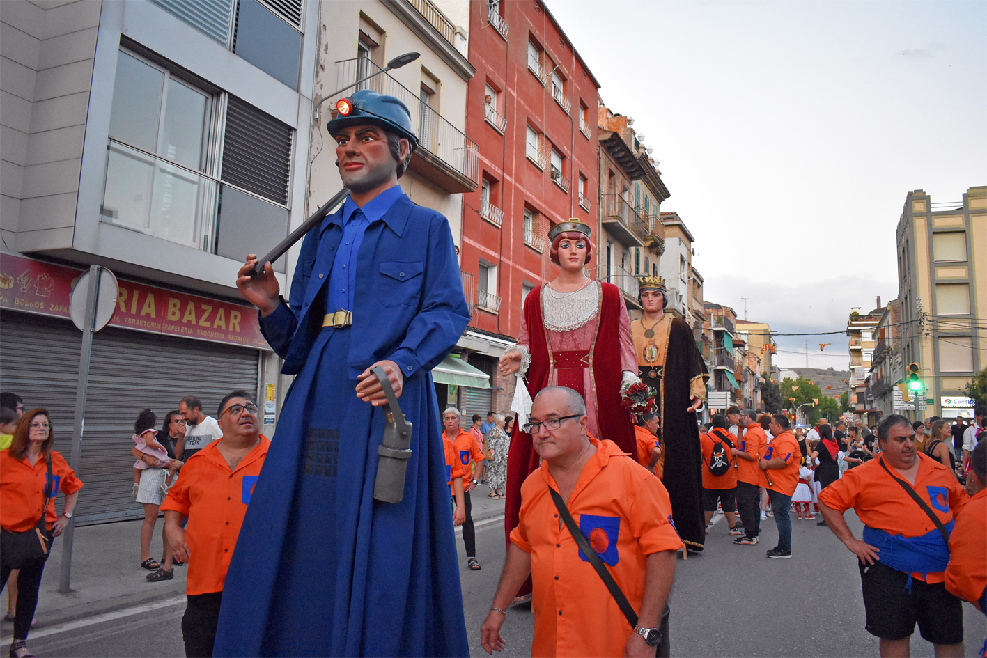 Geganters i Grallers del Poble Vell durant la cercavila d'inici de la Festa Major de Súria 2024.