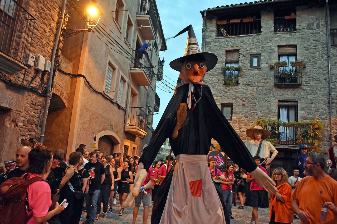 Arribada de la Bruixa Esguerrada a la plaça Major del Poble Vell durant la Trapellada de la Festa Major de Súria 2024.