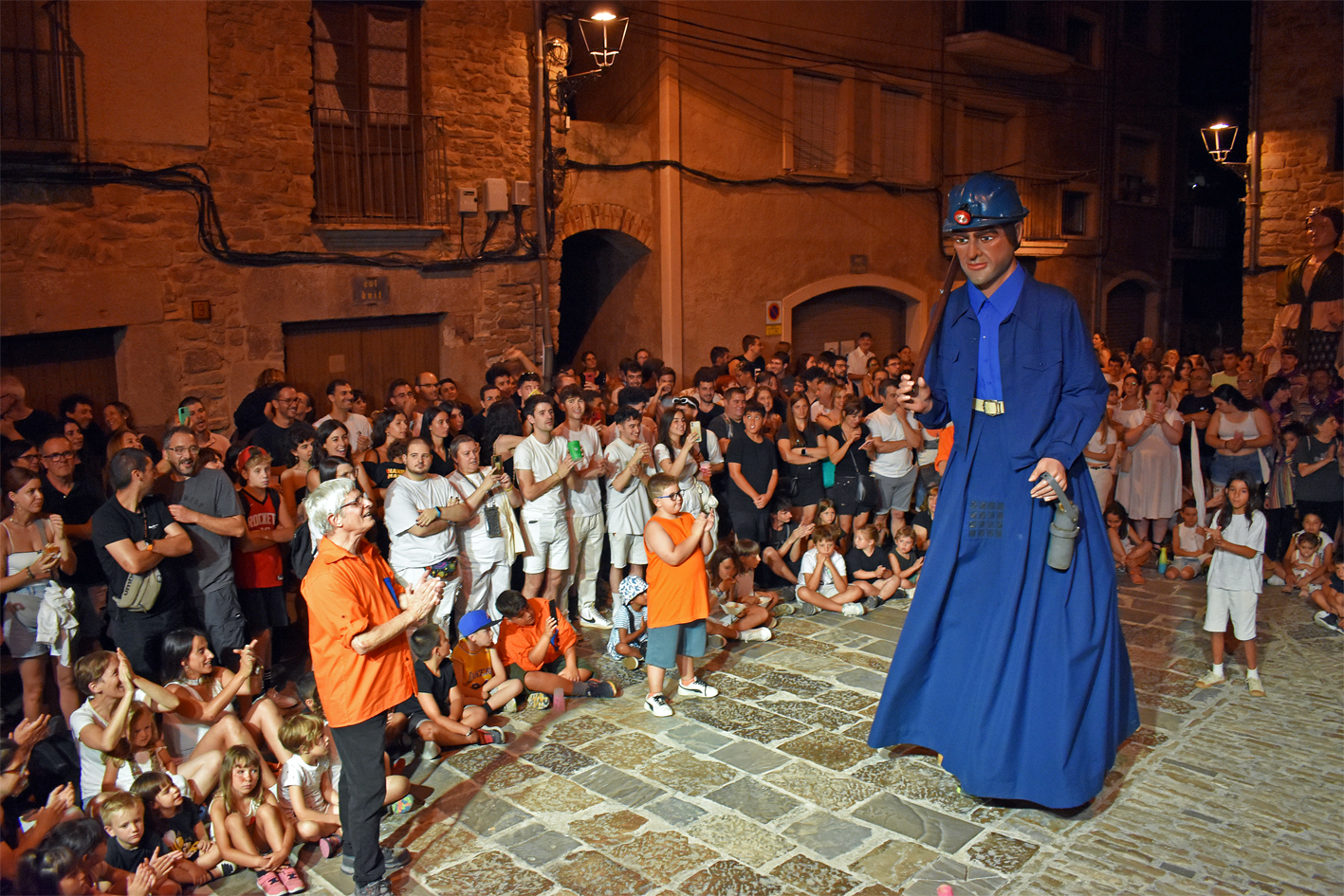 Ball del Gegant Miner dels Geganters i Grallers del Poble Vell a la plaça Major del Poble Vell durant la Trapellada de la Festa Major de Súria 2024.