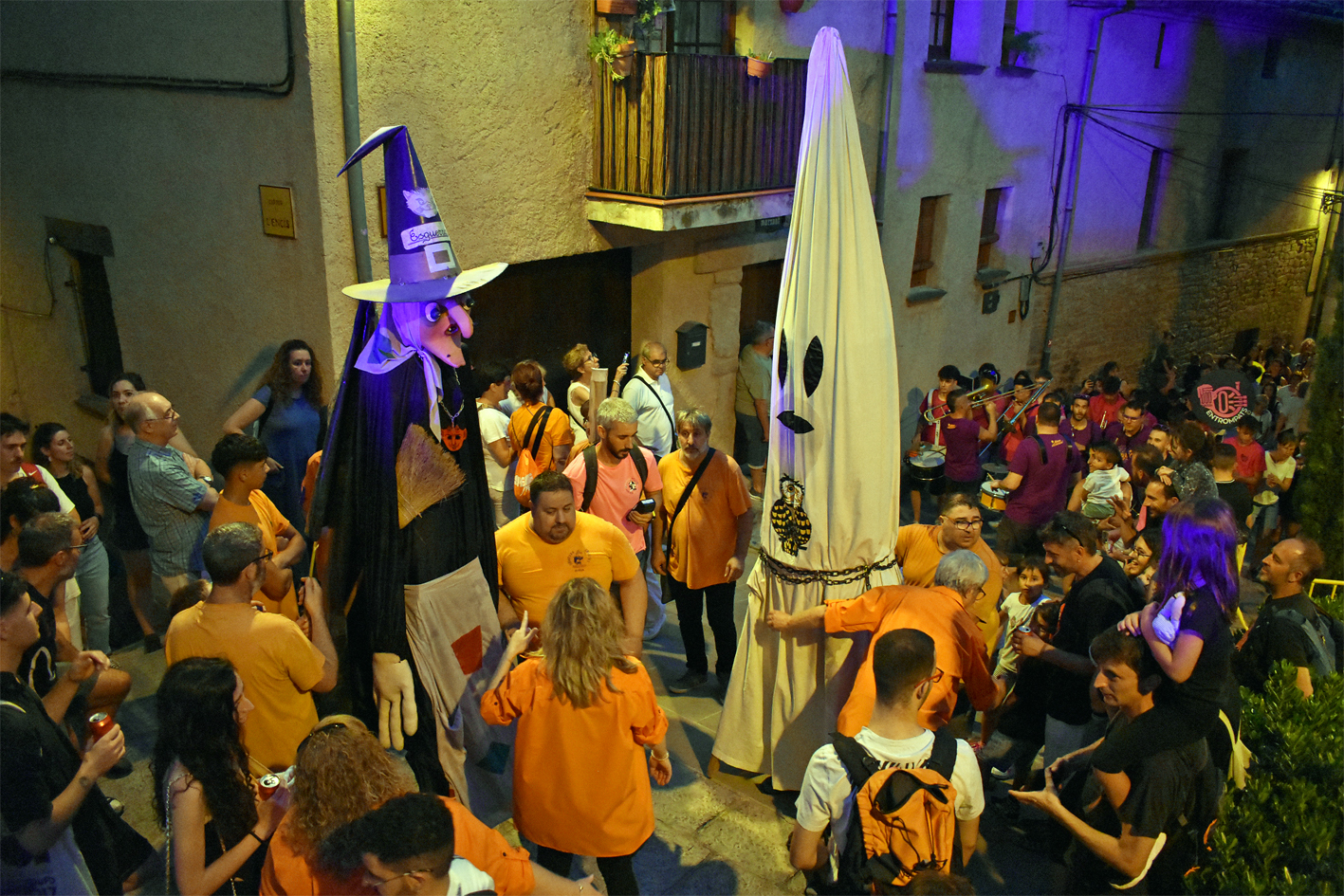 Trobada del Fantasma del Castell i la Bruixa Esguerrada al carrer Major del Poble Vell durant la Trapellada de la Festa Major de Súria 2024.