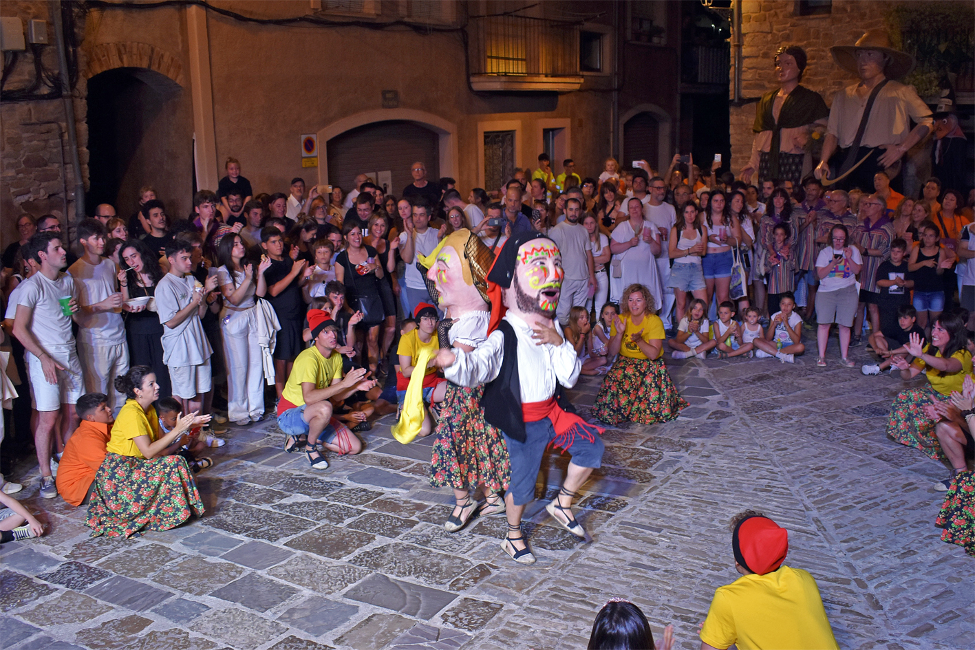 Ball dels capgrossos del Jordi i la Laia del Foment Cultural a la plaça Major del Poble Vell durant la Trapellada de la Festa Major de Súria 2024.