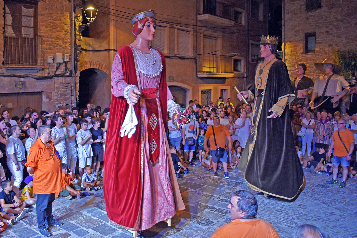 Ball dels gegants Roser i Cristòfol amb els Geganters i Grallers del Poble Vell a la plaça Major del Poble Vell durant la Trapellada de la Festa Major de Súria 2024.