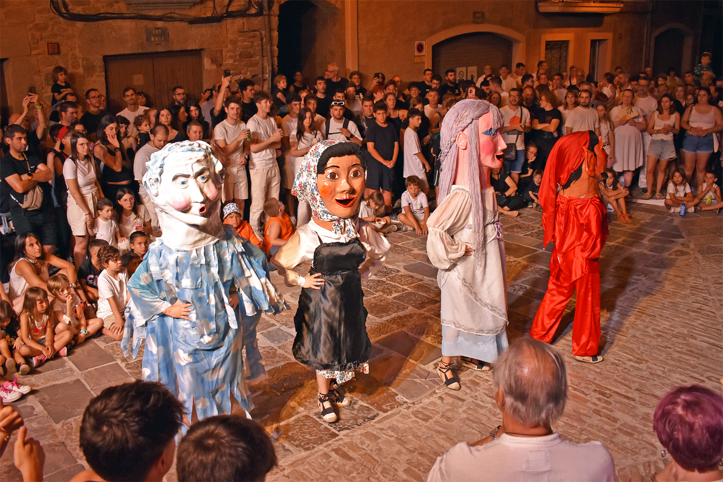 Ball dels Capgrossos de Sant Joan a la plaça Major del Poble Vell durant la Trapellada de la Festa Major de Súria 2024.