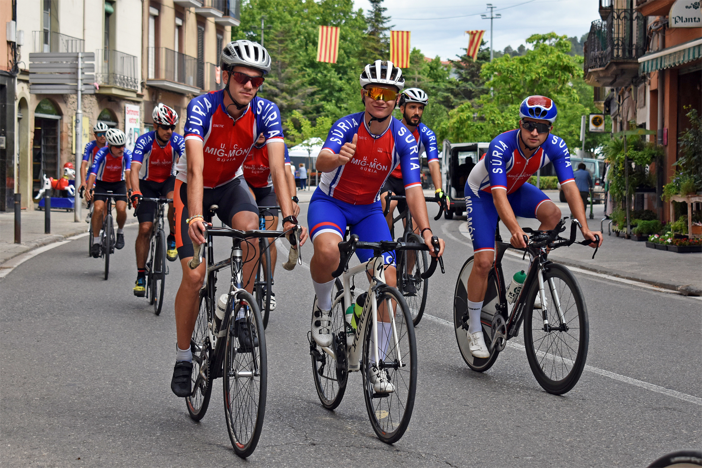 Participants en l'entrenament cronometrat de la Unió Ciclista Mig-Món, dins de la Festa Major de Súria 2024.