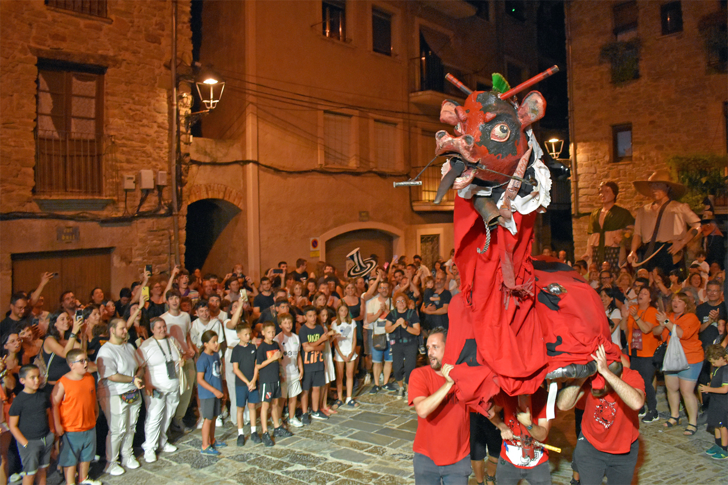 Ball de la Vaca de l'Altatxu a la plaça Major del Poble Vell durant la Trapellada de la Festa Major de Súria 2024.