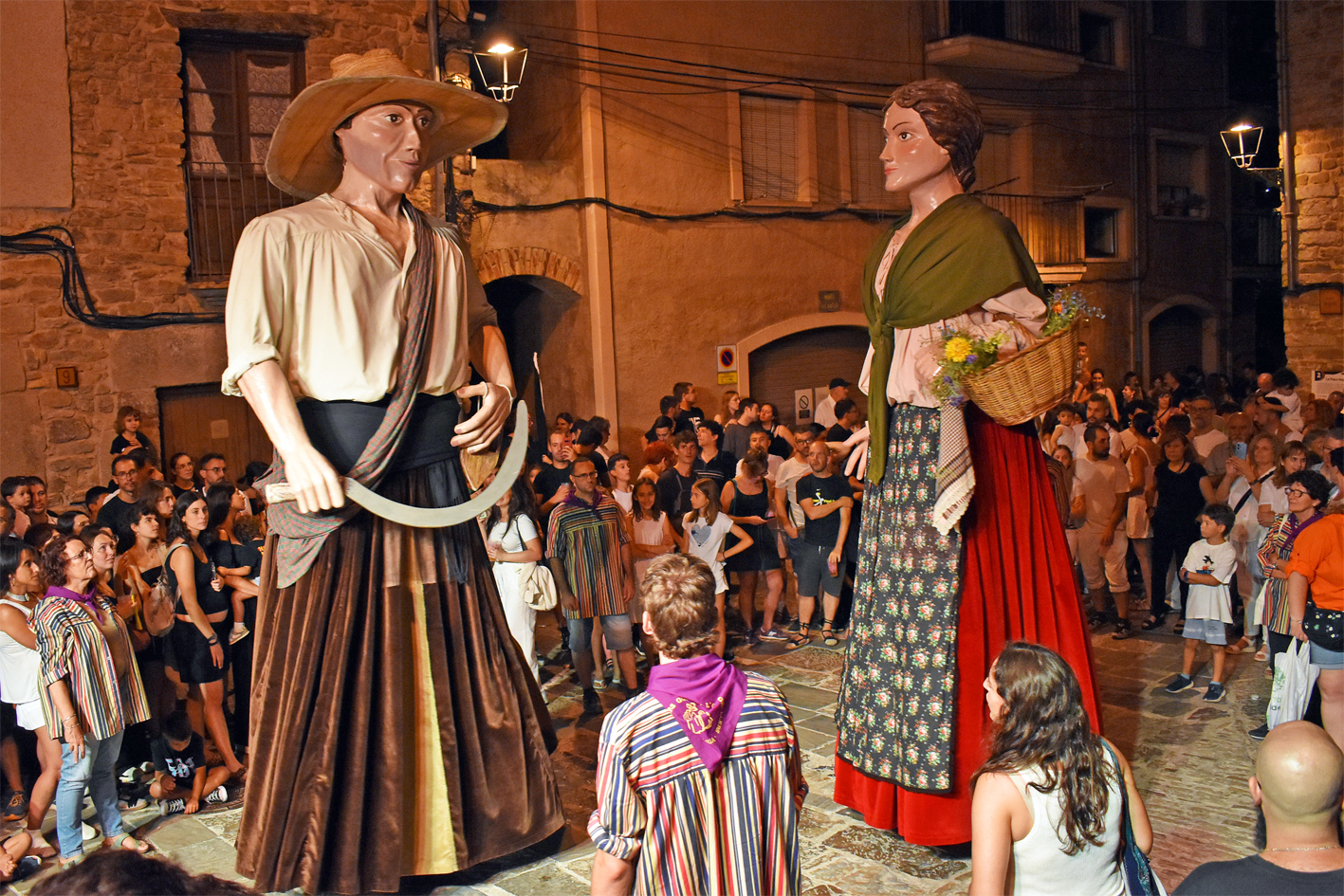 Ball dels gegants Ció i Ton dels Geganters del Gorg de l'Olla a la plaça Major del Poble Vell durant la Trapellada de la Festa Major de Súria 2024.