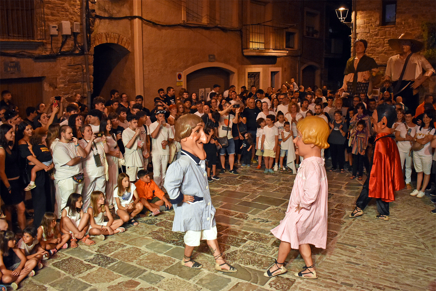 Ball dels Capgrossos de Sant Jaume a la plaça Major del Poble Vell durant la Trapellada de la Festa Major de Súria 2024.
