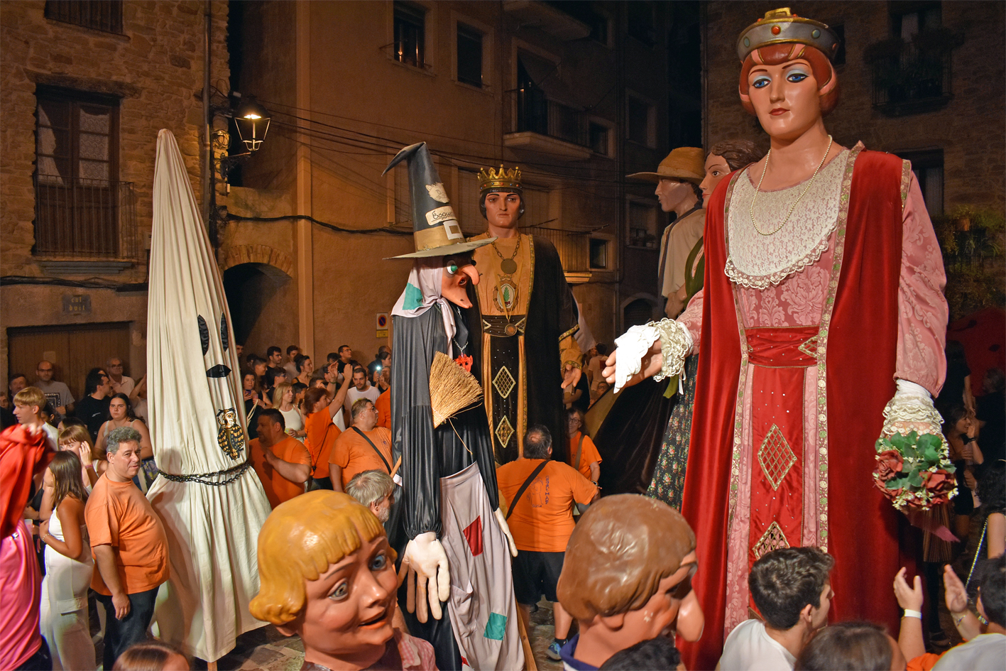 Ball conjunt de gegants i gegantons a la plaça Major del Poble Vell durant la Trapellada de la Festa Major de Súria 2024.