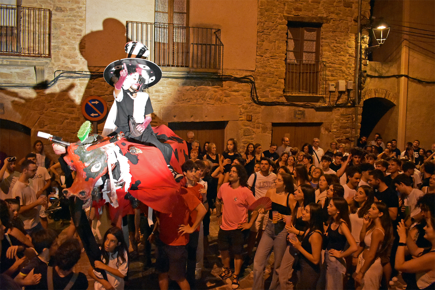 El Follet acomiada la festa a la plaça Major del Poble Vell durant la Trapellada de la Festa Major de Súria 2024.