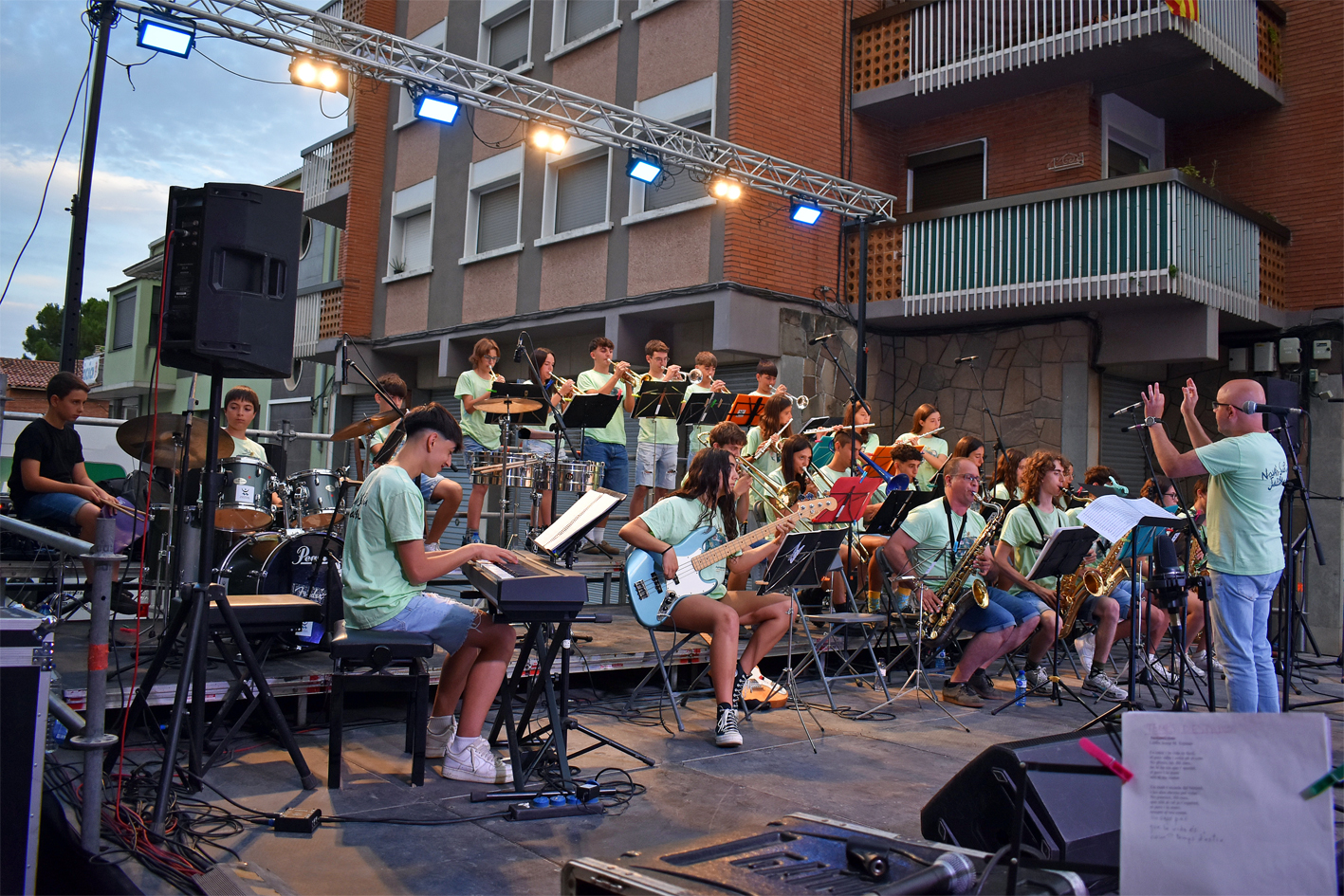 Concert de la Jazz Band Navàs-Súria al davant de la Casa de la Vila, durant la Festa Major de Súria 2024.