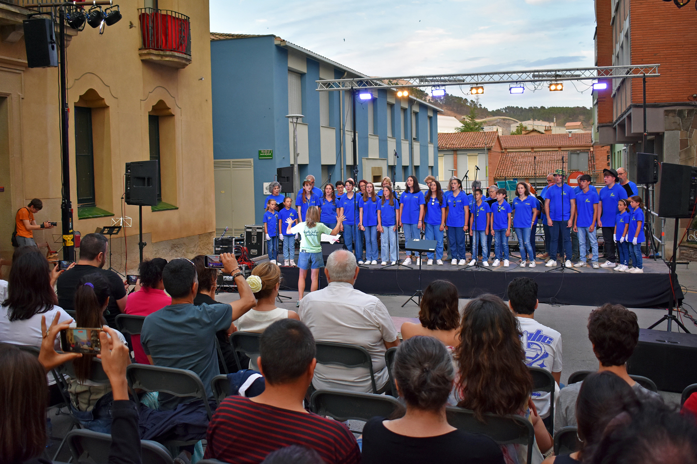 Actuació conjunta de la Coral Sòrissons de l'Escola Municipal de Música i la Coral Aurora de Mirandola (Itàlia) al davant de la Casa de la Vila, durant la Festa Major de Súria 2024.