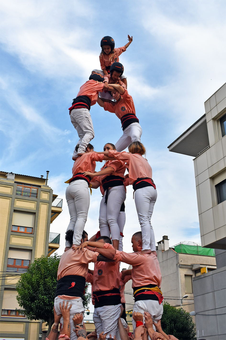 Actuació de la Colla Castellera Salats de Súria a la plaça de la Serradora, durant la Trobada Castellera de la Festa Major de Súria 2024.