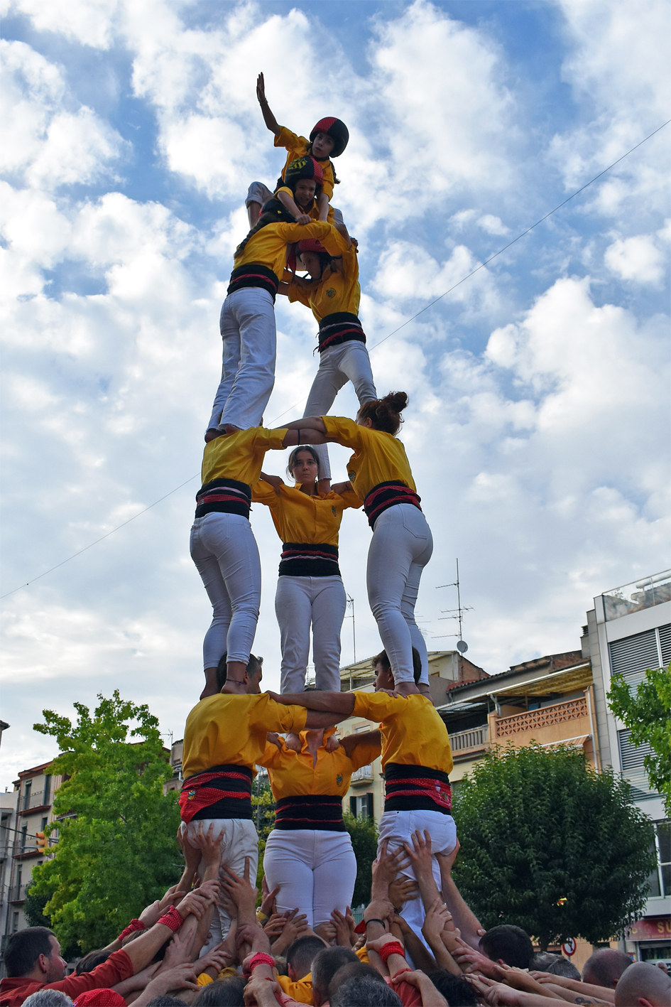 Actuació dels Castellers de Santpedor a la plaça de la Serradora, durant la Trobada Castellera de la Festa Major de Súria 2024.