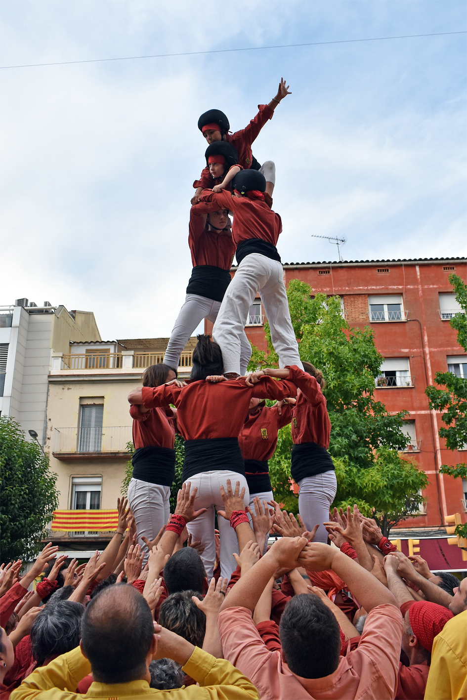 Actuació dels Castellers de Vacarisses a la plaça de la Serradora, durant la Trobada Castellera de la Festa Major de Súria 2024.