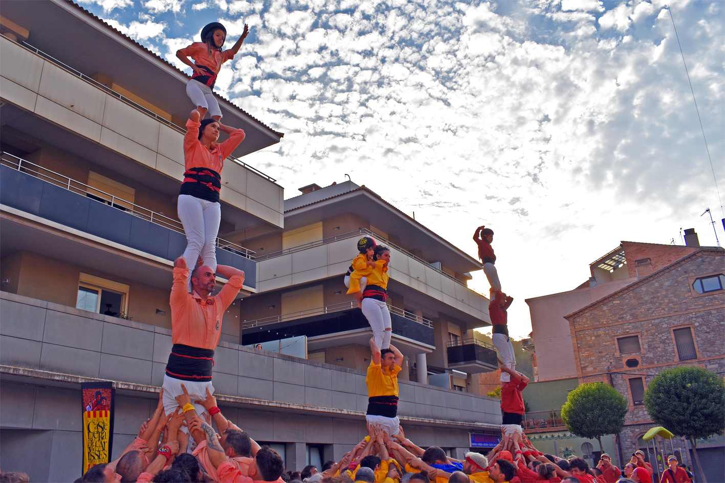 Pilars conjunts a la plaça de la Serradora, en la cloenda de la Trobada Castellera de la Festa Major de Súria 2024.