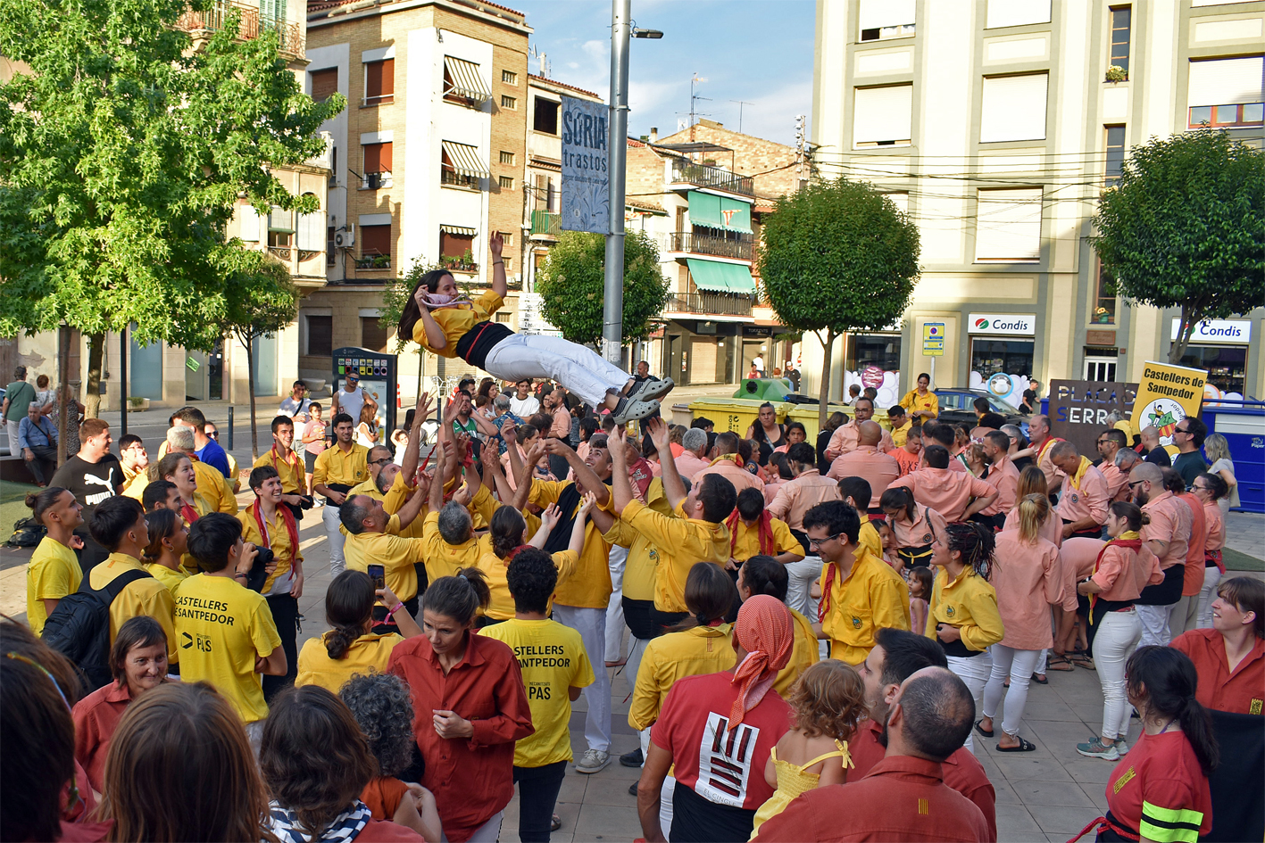 Ambient a la plaça de la Serradora després de la Trobada Castellera de la Festa Major de Súria 2024.