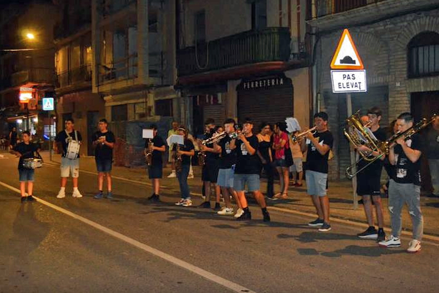 Cercavila nocturna de la xaranga Binbonband, dins de la Festa Major de Súria 2024 (signatura de la foto: Binbonband).