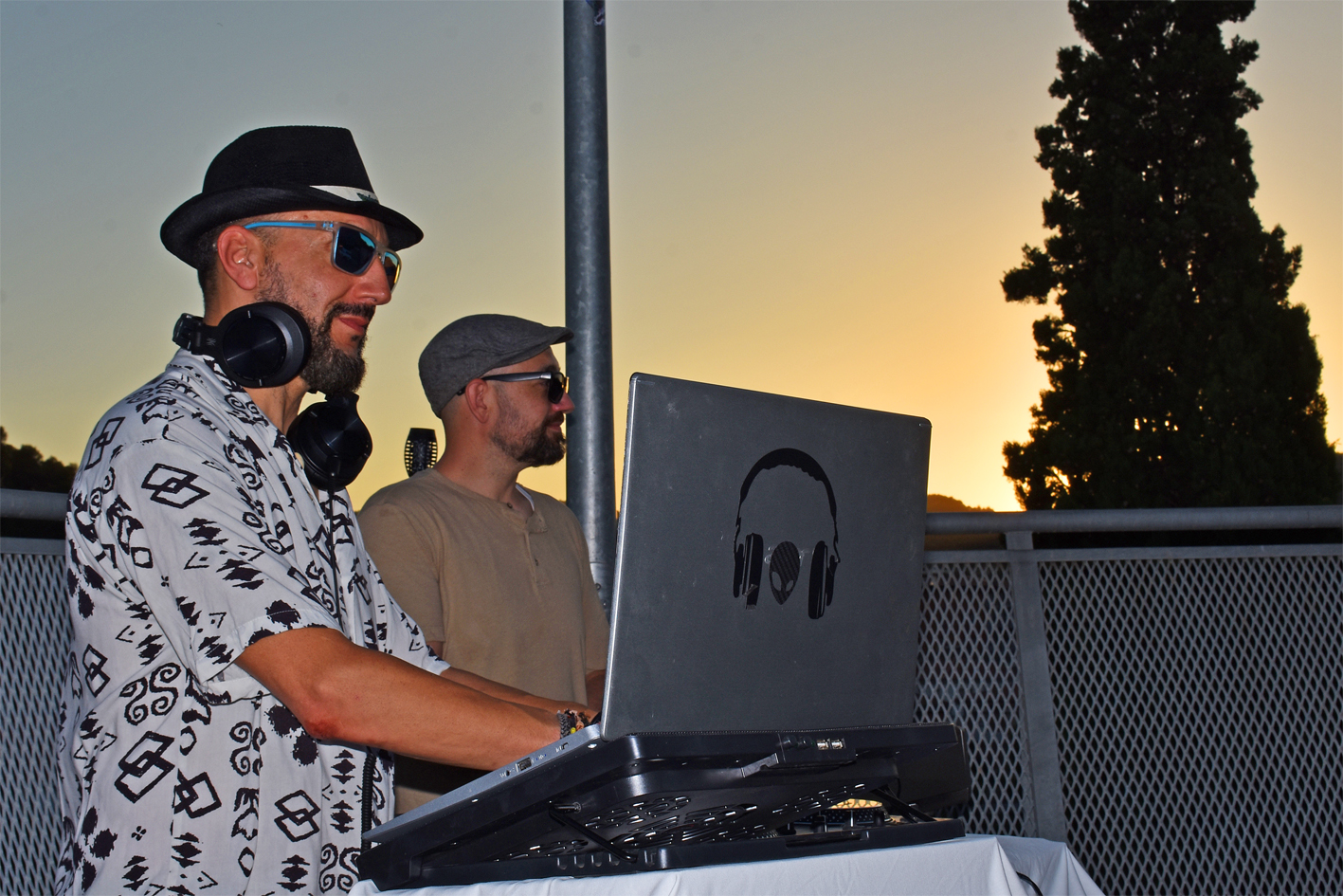 Sessió musical durant la posta de sol amb DJ Gian a la Bateria del Poble Vell, dins de la Festa Major de Súria 2024.
