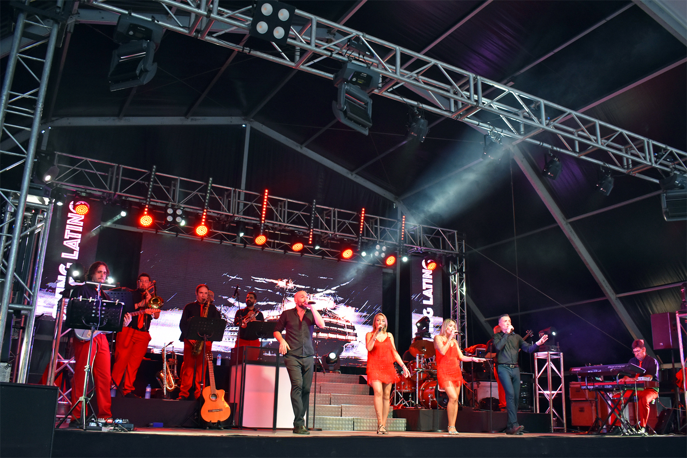 Ball amb l'orquestra Swing Latino a l'envelat de la plaça de Sant Joan, dins de la Festa Major de Súria 2024. 