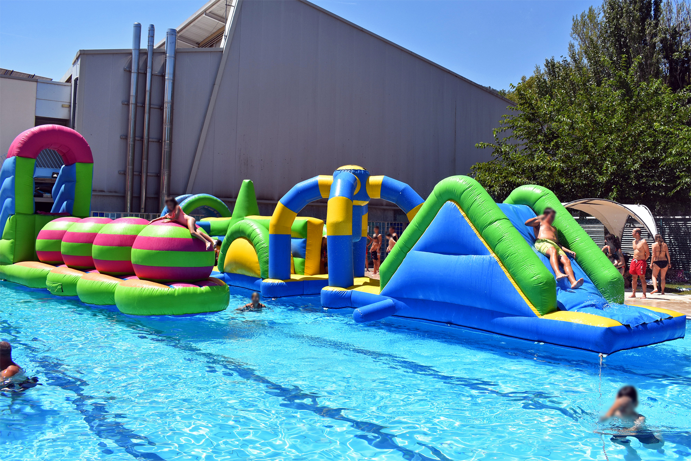 Inflables aquàtics a la Piscina Municipal, dins de la Festa Major de Súria 2024. 