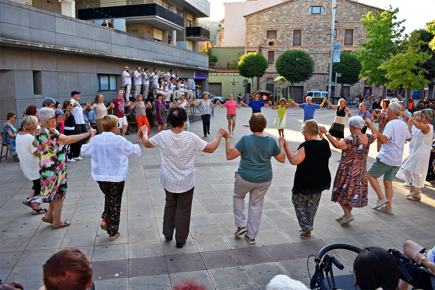 Ballada de sardanes amb la Cobla Vila d'Olesa a la plaça de la Serradora, dins de la Festa Major de Súria 2024.
