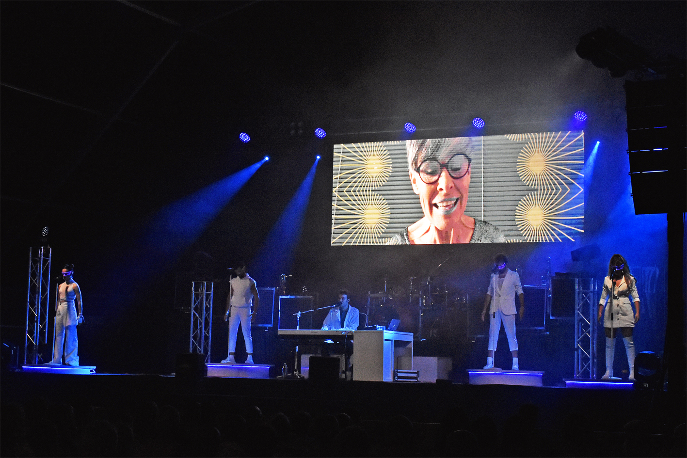 Escena de l'espectacle musical 'Tuelf Points', basat en les cançons del festival d'Eurovisió, dins de la Festa Major de Súria 2024.