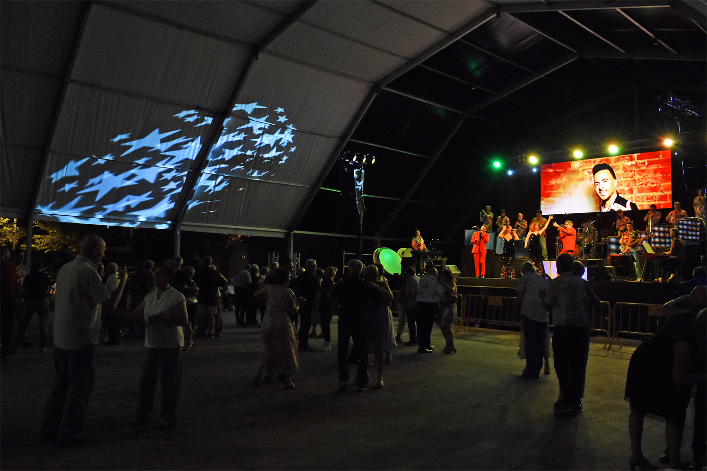 Ball de nit amb l'orquestra La Principal de La Bisbal a l'envelat de la plaça de Sant Joan, dins de la Festa Major de Súria 2024.