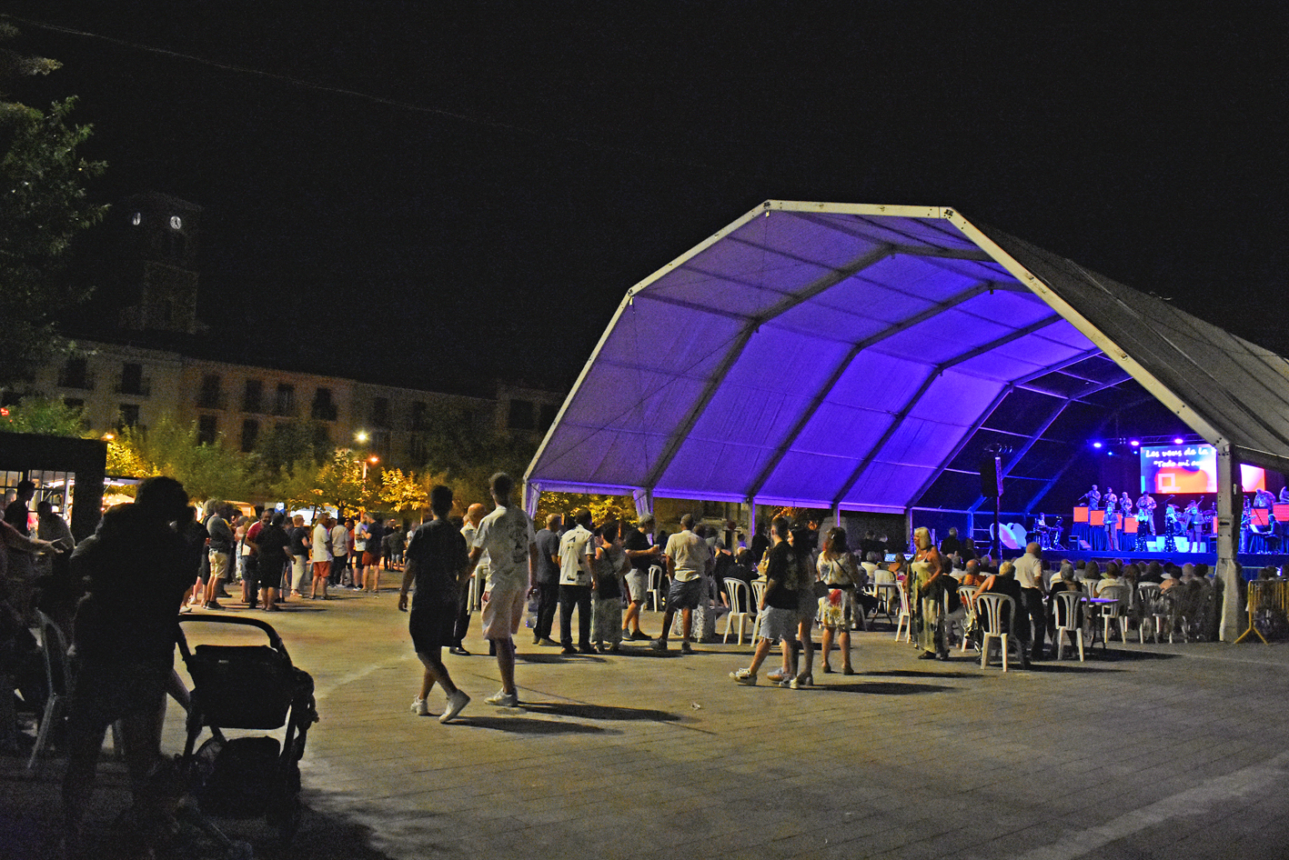 Ambient del darrer ball de nit de la Festa Major de Súria 2024, a l'envelat de la plaça de Sant Joan.