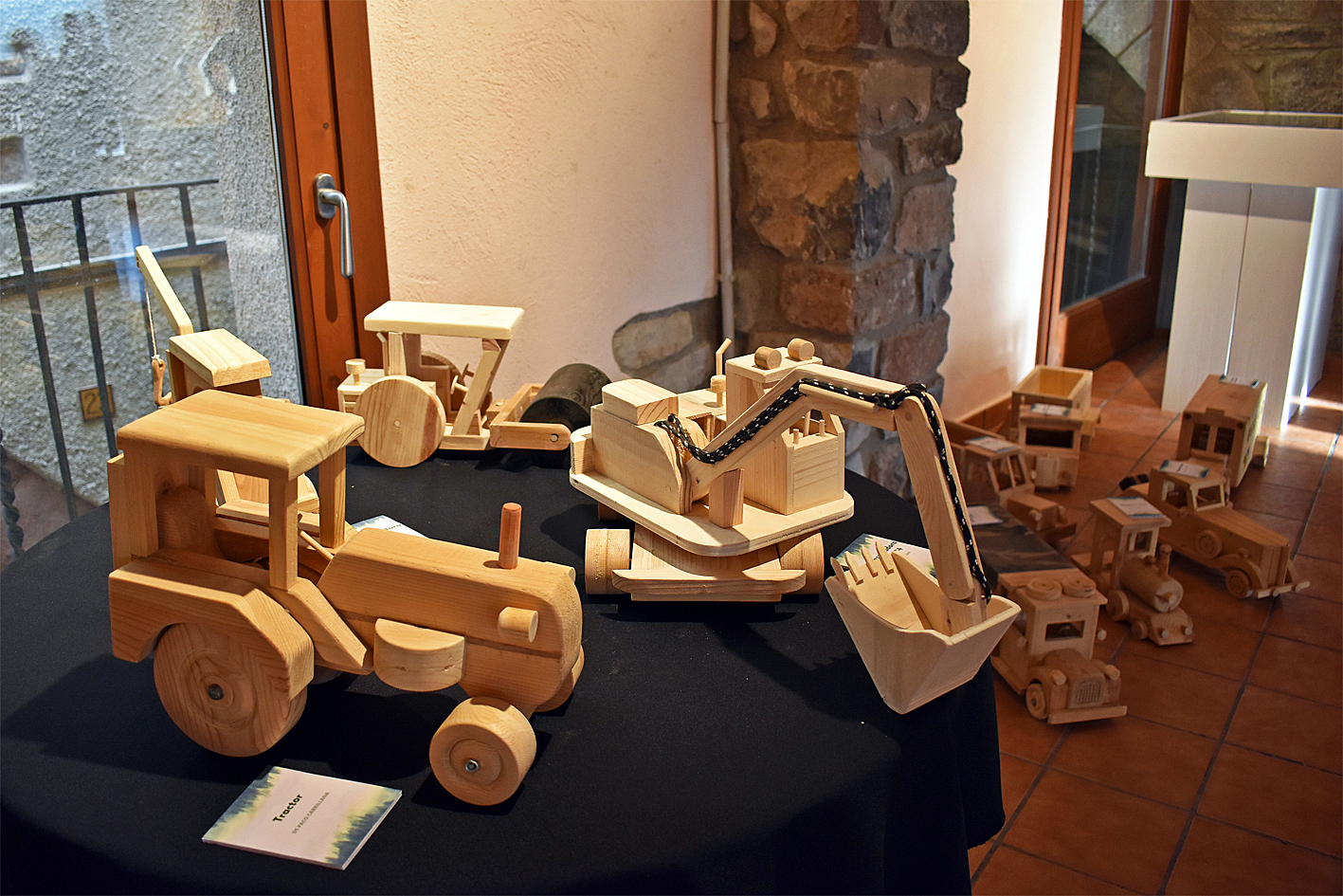 Obres de lâ€™exposiciÃ³ 'Ã€nimes de bosc i joguines de fusta de LluÃ­s Vila i Paco Cabrillana', inaugurada a la sala Cal Balaguer del Porxo dins del programa de lâ€™Onze de Setembre a SÃºria.