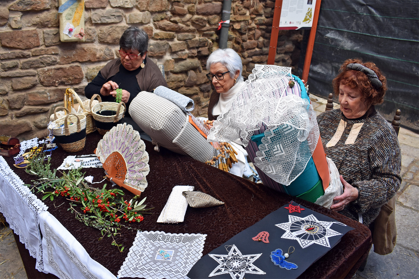 Puntaires al carrer Major del Poble Vell, dins de la 21a Fira Medieval d'Oficis de Súria.