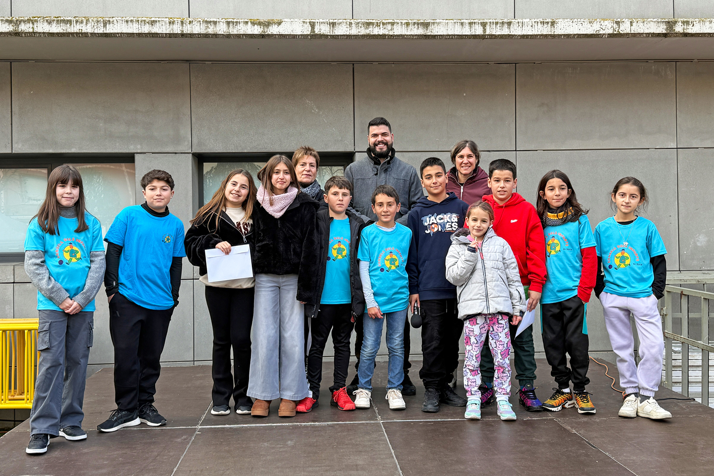 Foto de grup de les persones premiades en el 4t concurs 'IlÂ·luminem el Nadal!â€™ i membres del Consell Municipal dels Infants, a la plaÃ§a de la Serradora, durant la Fira de Nadal i Fira dâ€™Entitats de SÃºria.