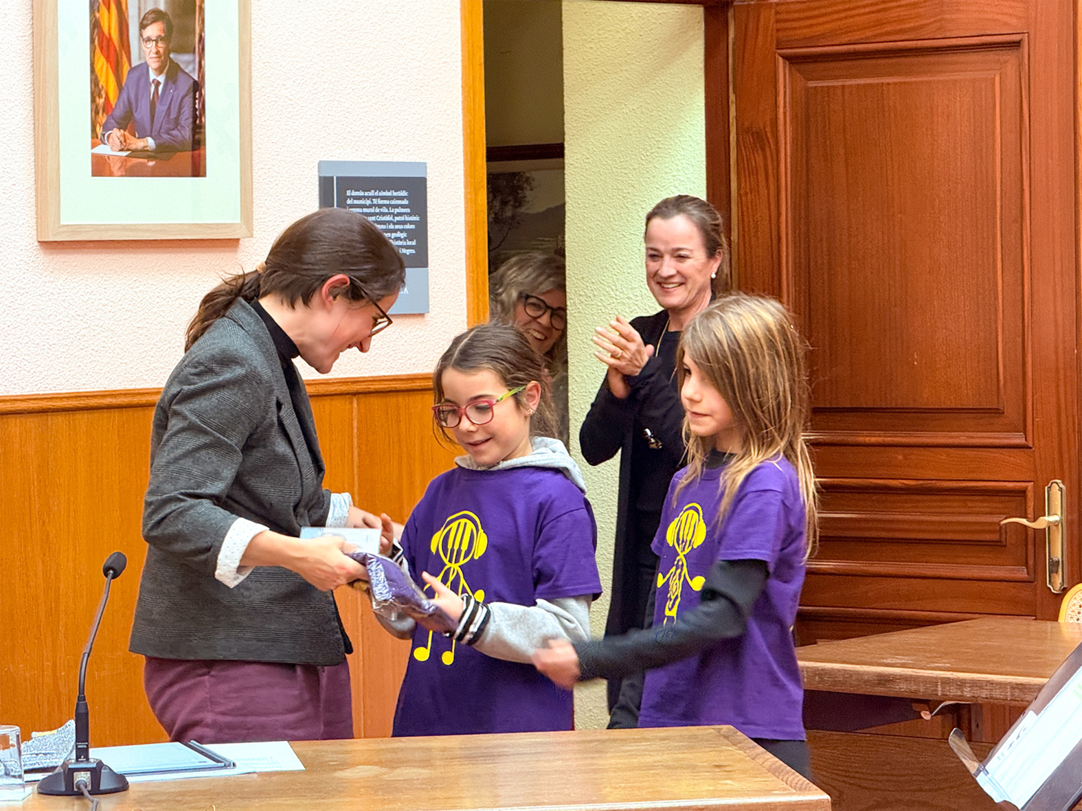Lâ€™economista Mar Reguant rep una samarreta de lâ€™Escola Municipal de MÃºsica com a record del seu pas pel centre, durant lâ€™acte del pregÃ³ de la Festa de Sant SebastiÃ .